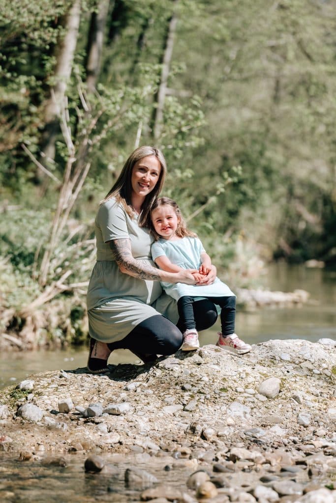Babybach Foto mit Mama und kleinem Mädchen