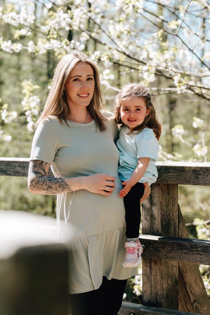 Babybach Foto mit Mama und kleinem Mädchen