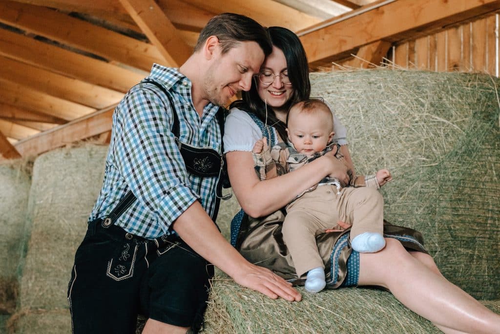 Familienfoto im Heu