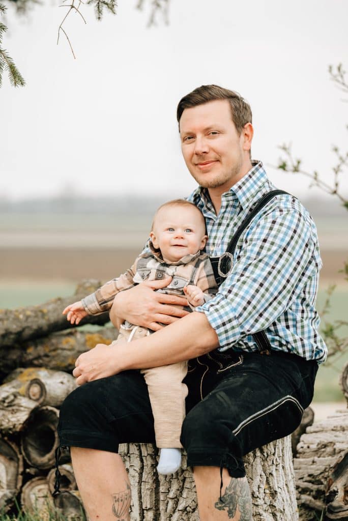 Familienfoto - Ein Mann mit dem kleinen Sohn in Tracht.