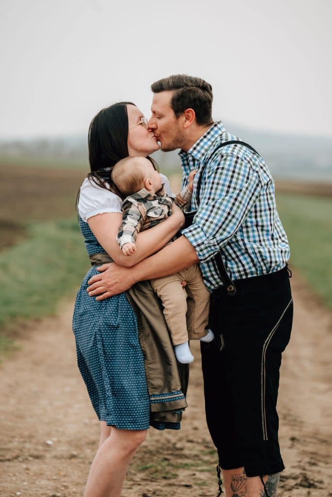 Familienfoto - Ein Mann und eine Frau mit dem kleinen Sohn in Tracht.