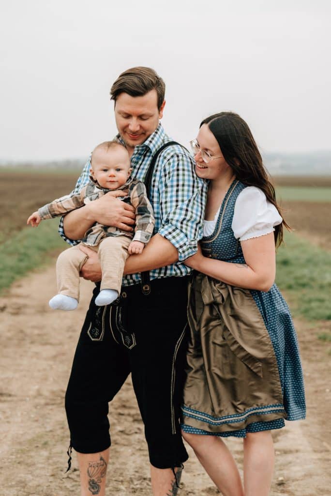 Familienfoto - Ein Mann und eine Frau mit dem kleinen Sohn in Tracht.