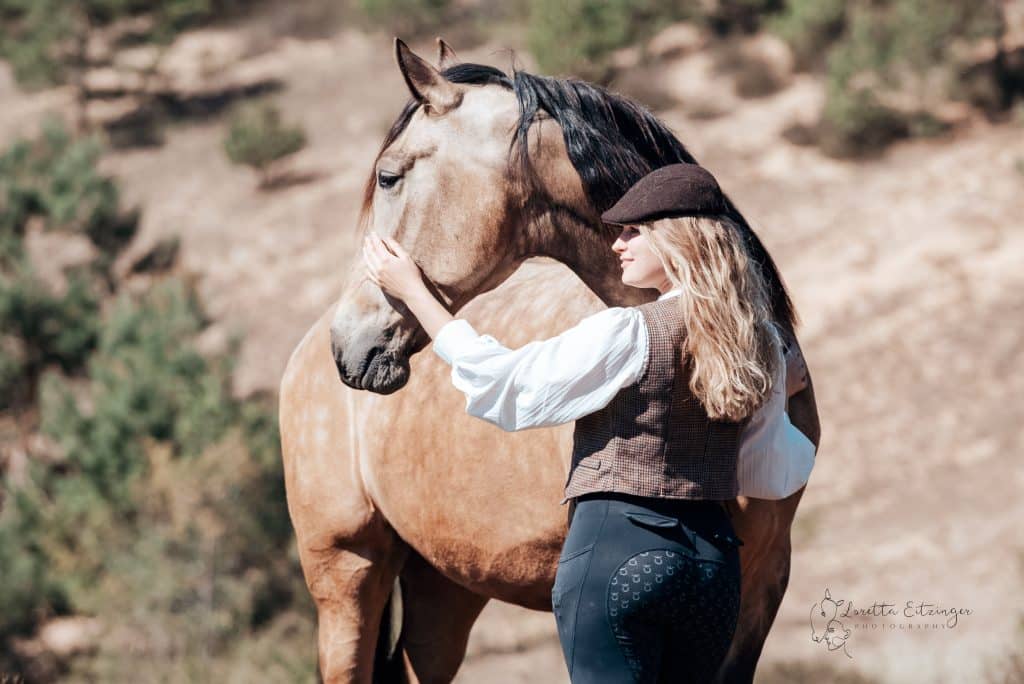 Eine Frau mit einem braunen Pferd