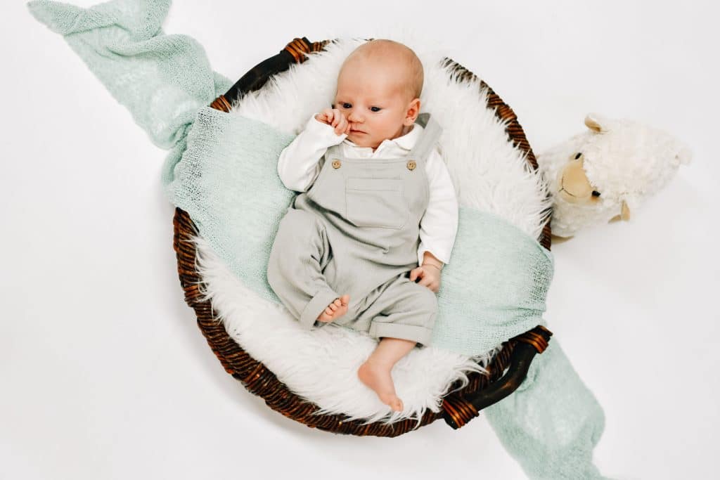 Babyfoto in einem Korb