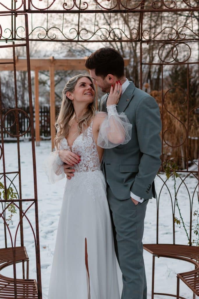 Ein Hochzeitspaar im Schnee